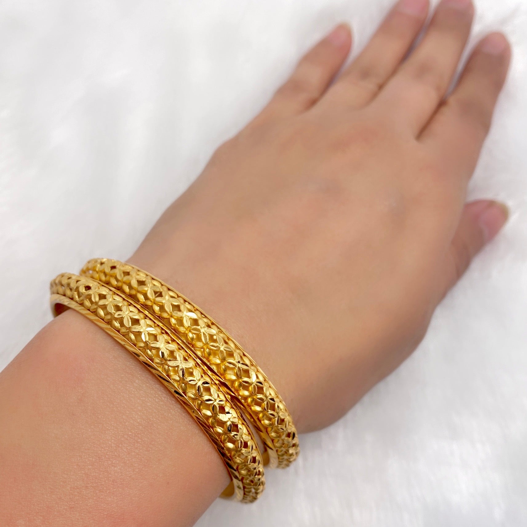 Premium Dubai Gold Floral Cutwork Bangle Pair – Micro-Plated Traditional Design
