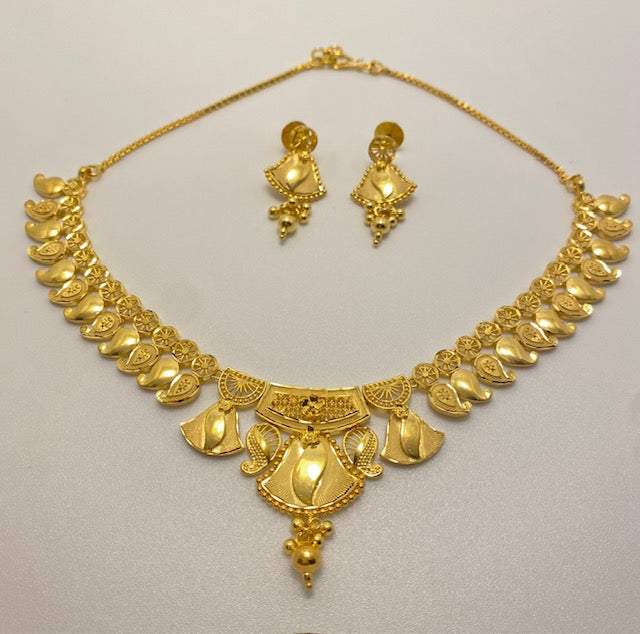 Traditional Gold-Tone Necklace & Earrings Set – Leaf Motif Pendant