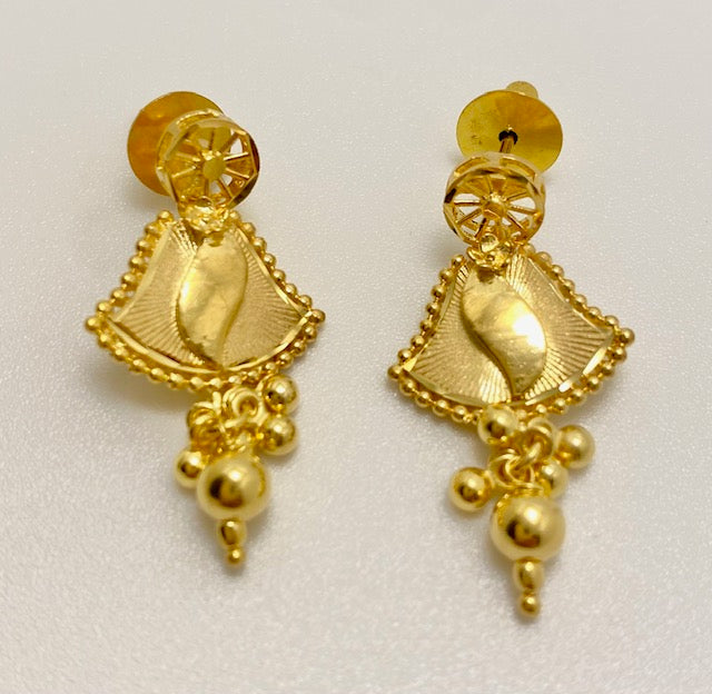 Traditional Gold-Tone Necklace & Earrings Set – Leaf Motif Pendant